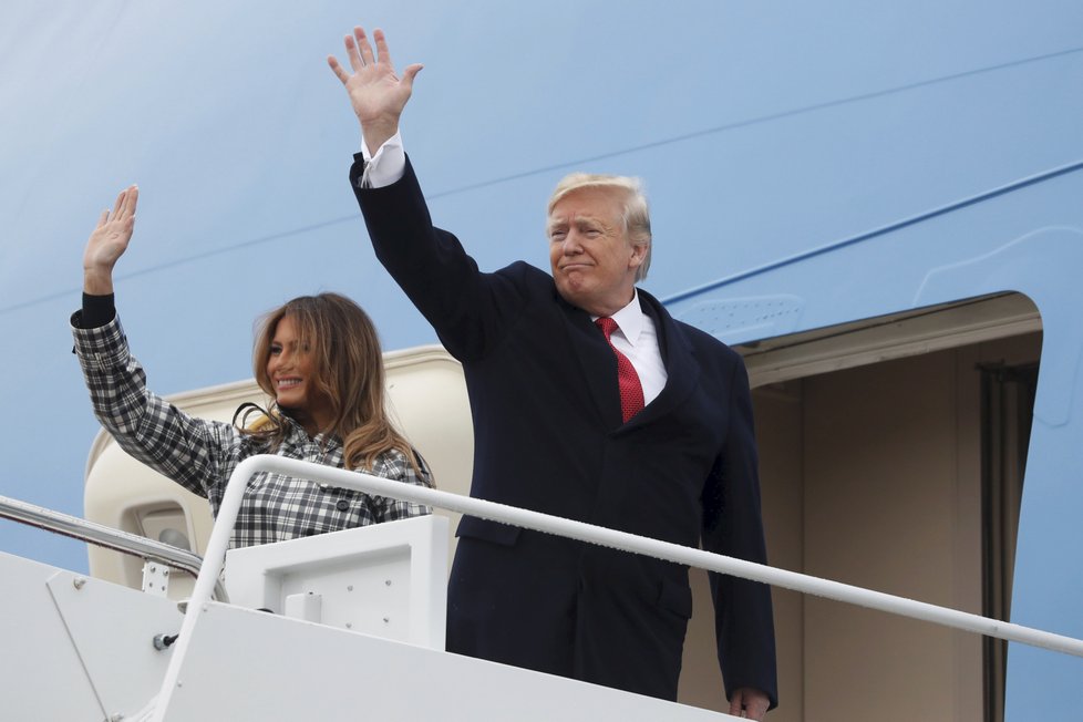 Donald Trump s manželkou Melanií před odletem na přehlídku do Paříže