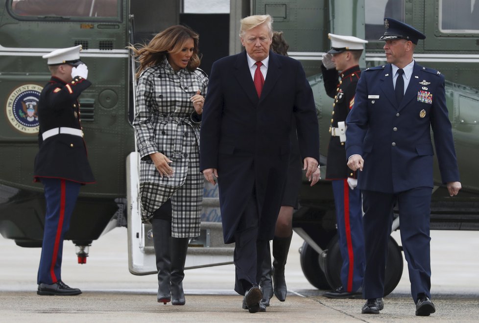 Donald Trump s manželkou Melanií před odletem na přehlídku do Paříže