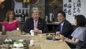 Americký prezident Donald Trump a japonský premiér Šinzó Abe s manželkami