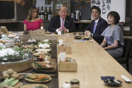 Donald Trump s japonský premiér Šinzó Abe vyrazili s manželkami v Tokiu na oběd (26.5.2019)