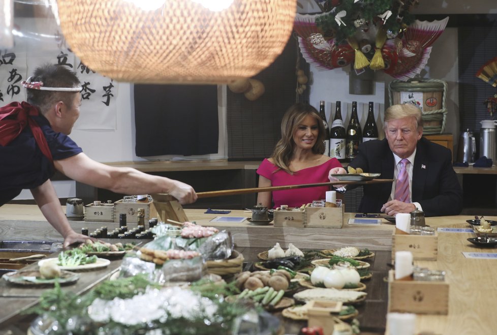 Donald Trump s japonský premiér Šinzó Abe vyrazili s manželkami v Tokiu na oběd (26.5.2019)