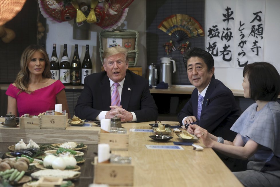 Donald Trump s japonský premiér Šinzó Abe vyrazili s manželkami v Tokiu na oběd (26.5.2019)