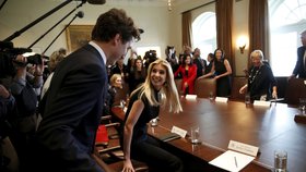 Trumpovo jednání s kanadským premiérem Trudeauem: Hned vedle něj usedla prezidentova dcera Ivanka Trumpová.