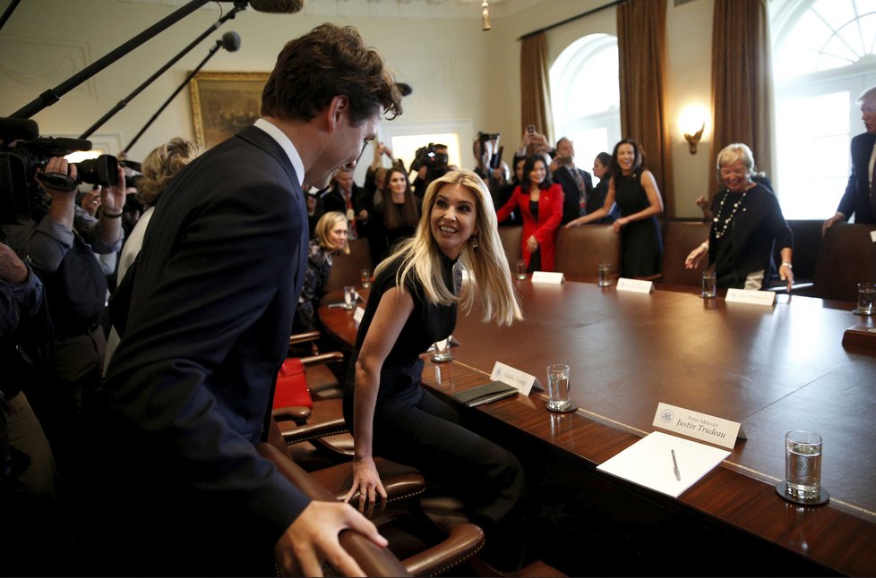 Trumpovo jednání s kanadským premiérem Trudeauem: Hned vedle něj usedla prezidentova dcera Ivanka Trumpová.