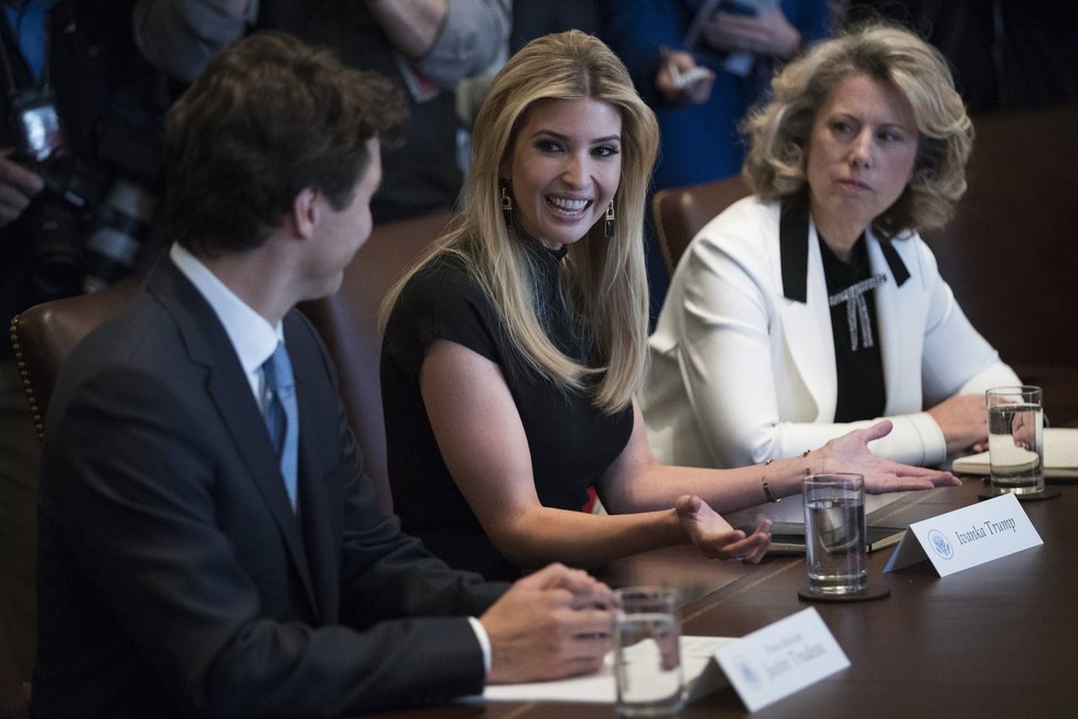 Trumpovo jednání s kanadským premiérem Trudeauem: Hned vedle něj usedla prezidentova dcera Ivanka Trumpová.