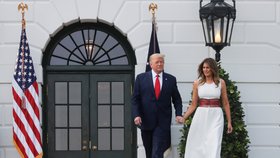 Americký prezident Donald Trump s první dámou Melanií před Bílým domem