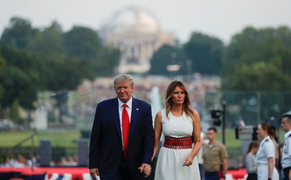 Americký prezident Donald Trump s první dámou Melanií před Bílým domem