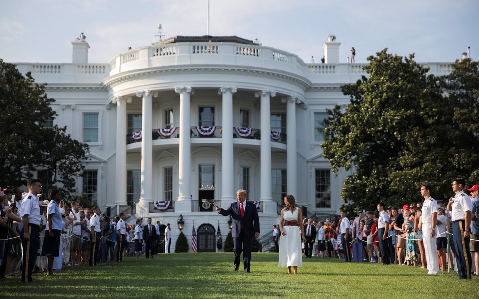 Americký prezident Donald Trump s první dámou Melanií před Bílým domem