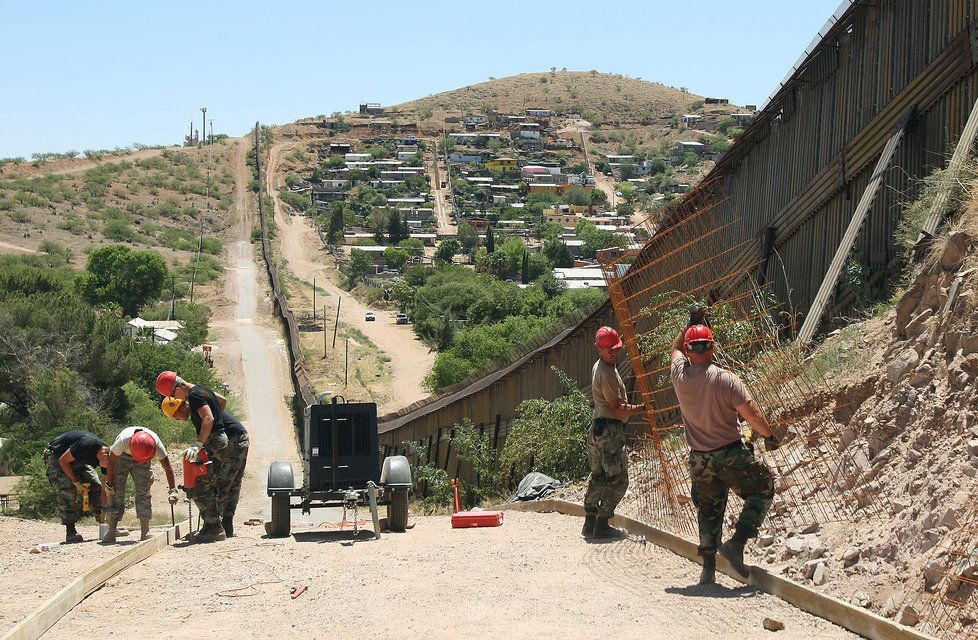 Trump staví na hranicích mezi USA a Mexikem zeď proti migrantům.