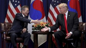 Donald Trump při schůzce s jihokorejským prezidentem Mun Če-inem v New Yorku