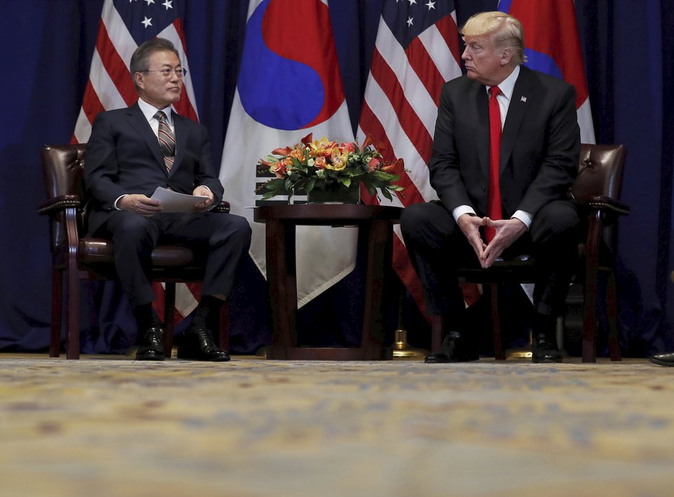 Donald Trump při schůzce s jihokorejským prezidentem Mun Če-inem v New Yorku.