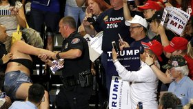 Trumpovo předvolební vystoupení provázelo násilí, zuřivé demonstranty rozehnala až policie.