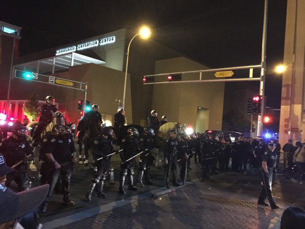 Trumpovo předvolební vystoupení provázelo násilí, zuřivé demonstranty rozehnala až policie.