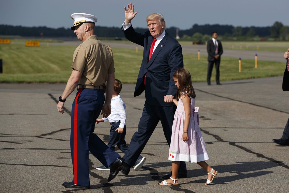 Donald Trump zamířil na dovolenou. V doprovodu dcery Ivanky i svých vnoučat