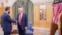 Trump se v Rijádu setkal s novým syrským vůdcem Ahmadem Šarou (14.5.2025) Trump se v Rijádu setkal s novým syrským vůdcem Ahmadem Šarou (14.5.2025)