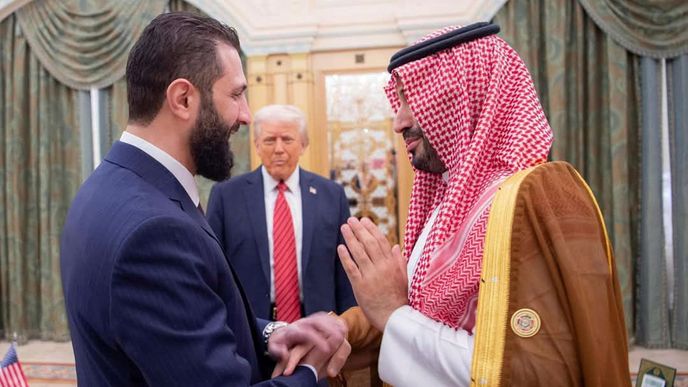 Trump se v Rijádu setkal s novým syrským vůdcem Ahmadem Šarou (14.5.2025) Trump se v Rijádu setkal s novým syrským vůdcem Ahmadem Šarou (14.5.2025)