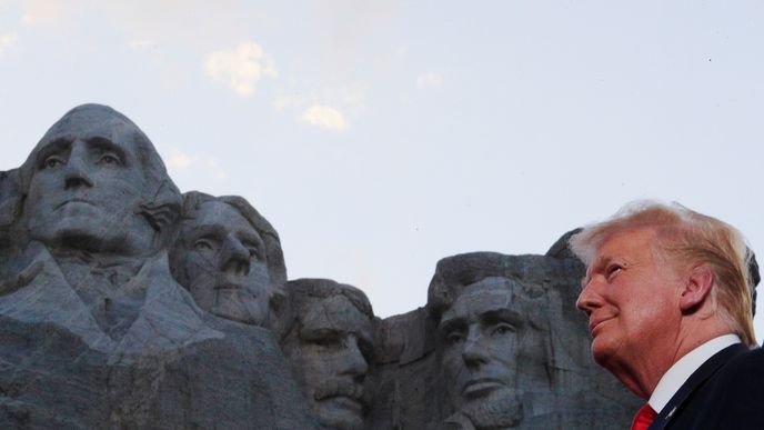 Prezident USA Donald Trump promluvil k Američanům pod známým památníkem Mount Rushmore