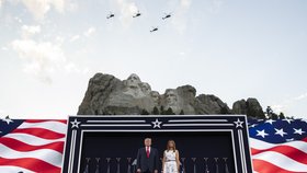 Prezident USA Donald Trump promluvil k Američanům pod známým památníkem Mount Rushmore