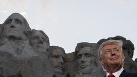 Prezident USA Donald Trump promluvil k Američanům pod známým památníkem Mount Rushmore