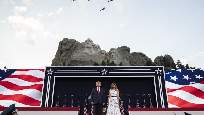 Prezident USA Donald Trump promluvil k Američanům pod známým památníkem Mount Rushmore