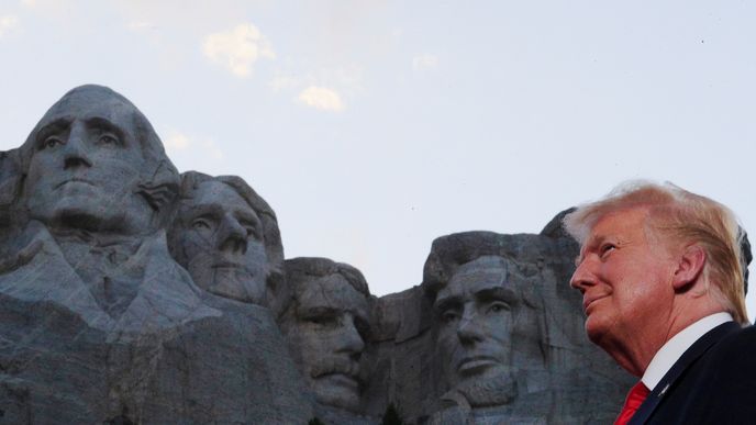 Prezident USA Donald Trump promluvil k Američanům pod známým památníkem Mount Rushmore Prezident USA Donald Trump promluvil k Američanům pod známým památníkem Mount Rushmore