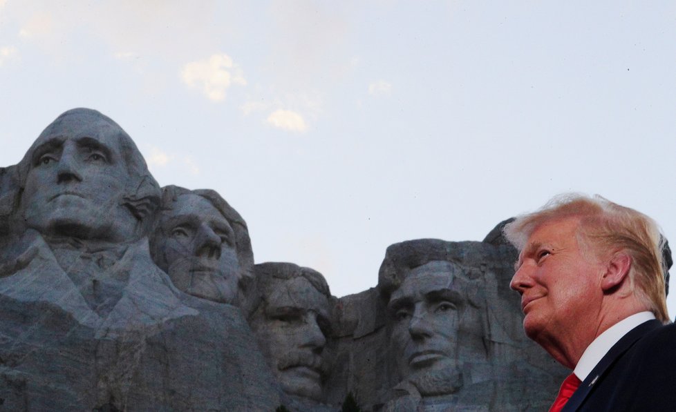 Prezident USA Donald Trump promluvil k Američanům pod známým památníkem Mount Rushmore.