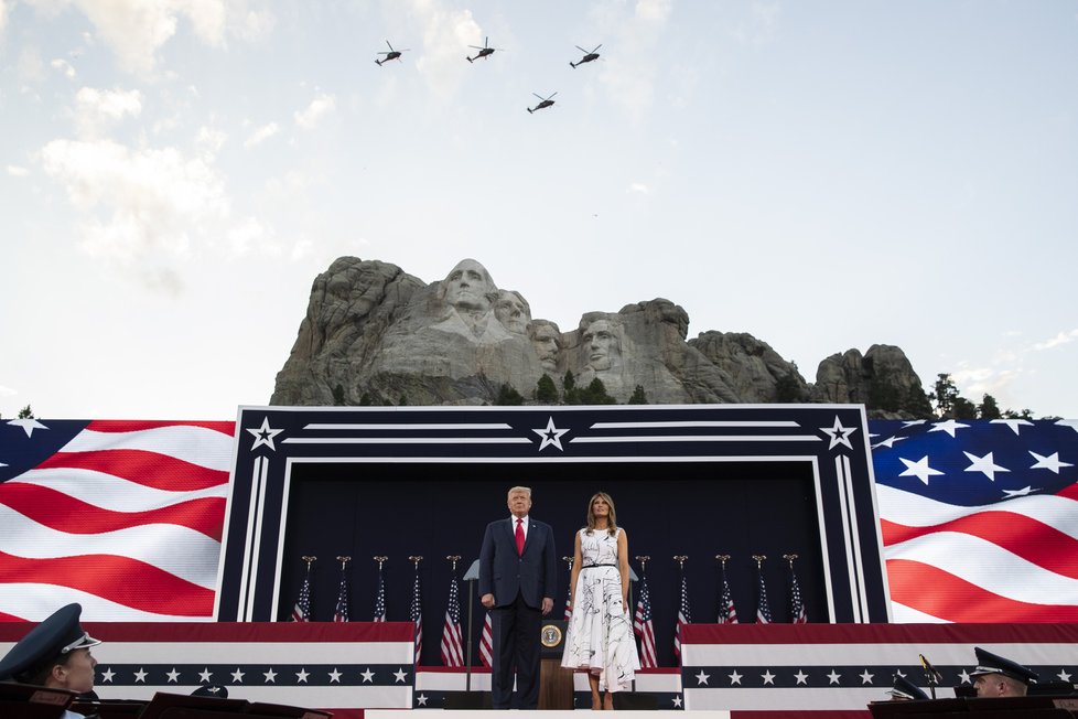 Prezident USA Donald Trump promluvil k Američanům pod známým památníkem Mount Rushmore.