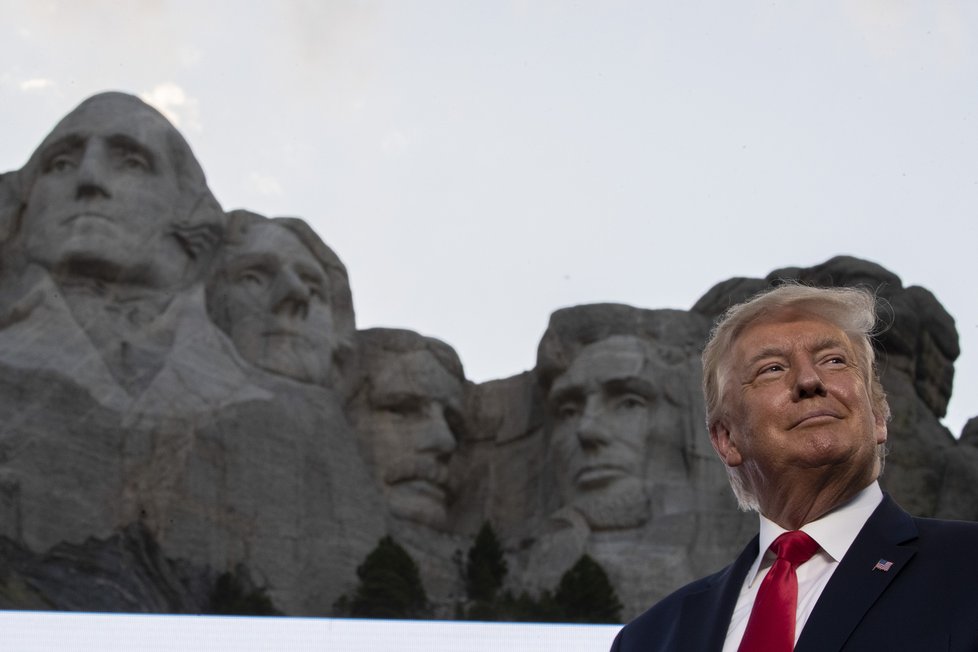 Prezident USA Donald Trump promluvil k Američanům pod známým památníkem Mount Rushmore.