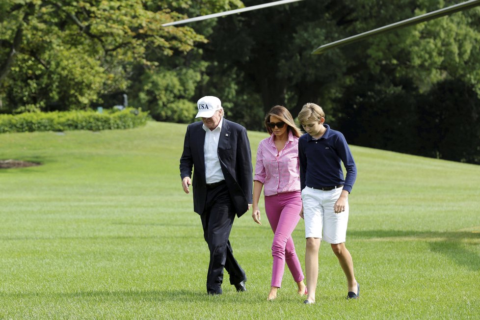 Americký prezident Donald Trump s manželkou Melanií a synem Barronem