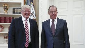Americký prezident Donald Trump přivítal v Bílém domě ruského ministra zahraničí Sergeje Lavrova.