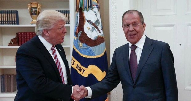 Trumpův nový skandál: Rusům vyzradil přísně tajnou informaci a ohrozil zdroj?