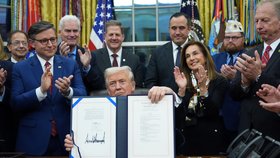 Trump podepsal konec shutdownu (12.11.2025).