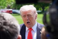 Trump s potěšením oznámil trest pro Evropu: Zvýší cla na dovoz aut z EU na 25 procent