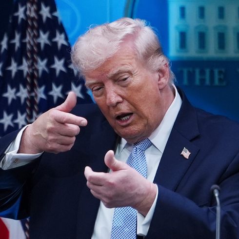 A co když je za Trumpovou šíleností nějaký plán? Vyloučit to nelze, i když je tak lákavé označit ho za blbce A co když je za Trumpovou šíleností nějaký plán? Vyloučit to nelze, i když je tak lákavé označit ho za blbce