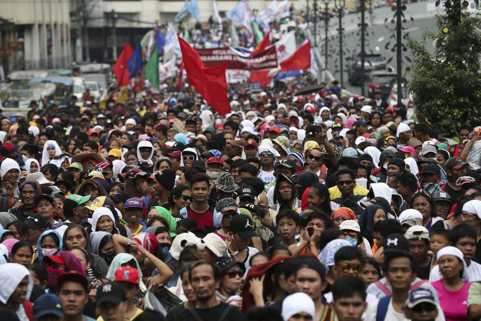 Lidé ve filipínské metropoli Manile protestovali proti americkému prezidentovi Donaldu Trumpovi.