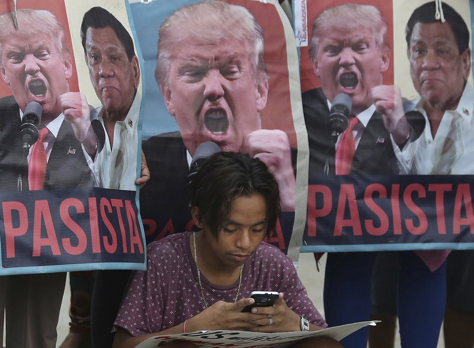 Lidé ve filipínské metropoli Manile protestovali proti americkému prezidentovi Donaldu Trumpovi.