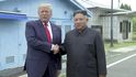 Donald Trump a Kim Čong-un se setkali v demilitarizované zóně mezi KLDR a Jižní Koreou (30.6.2019)