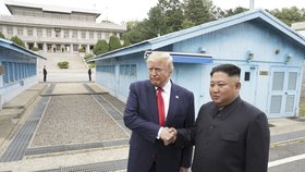 Donald Trump a Kim Čong-un se setkali v demilitarizované zóně mezi KLDR a Jižní Koreou (30.6.2019)