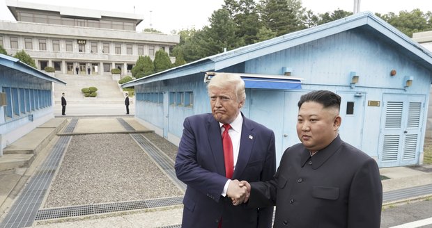 Trump si potřásl rukou s Kimem v demilitarizované zóně. A přepsal historii