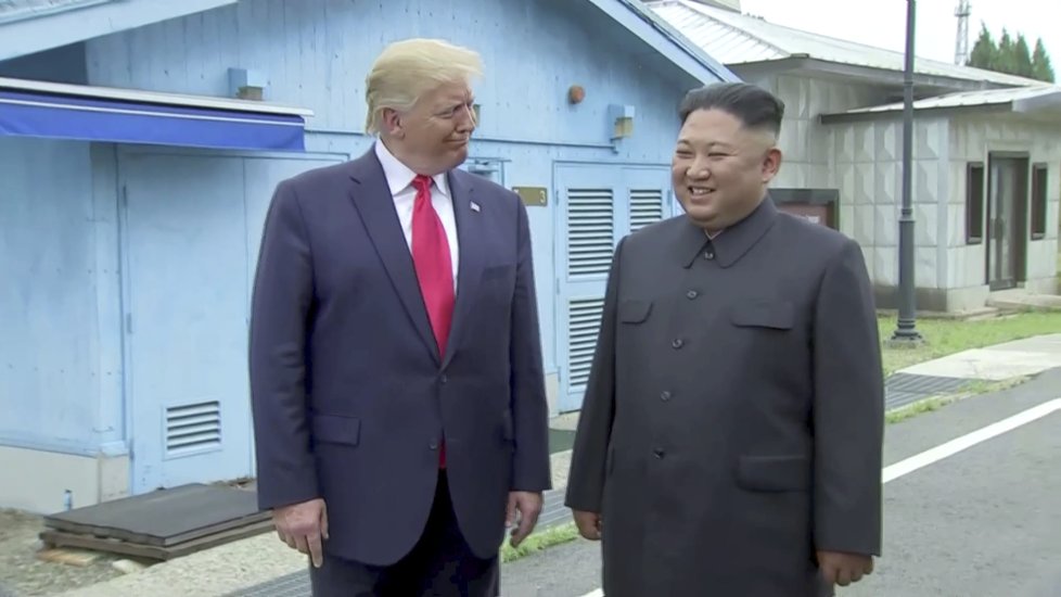 Donald Trump a Kim Čong-un se setkali v demilitarizované zóně mezi KLDR a Jižní Koreou (30.6.2019)