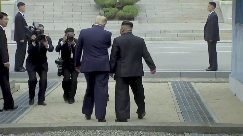 Donald Trump a Kim Čong-un se setkali v demilitarizované zóně mezi KLDR a Jižní Koreou (30. 6. 2019).