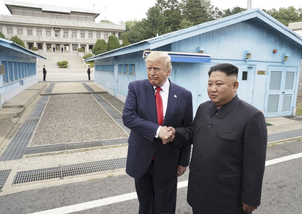 Donald Trump a Kim Čong-un se setkali v demilitarizované zóně mezi KLDR a Jižní Koreou. (30.6.2019)