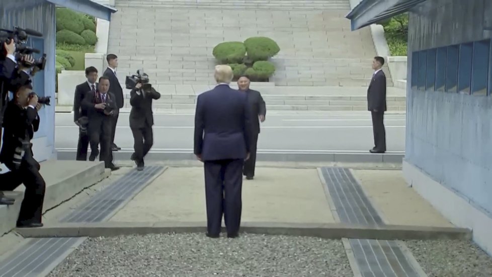 Donald Trump a Kim Čong-un se setkali v demilitarizované zóně mezi KLDR a Jižní Koreou. (30.6.2019)