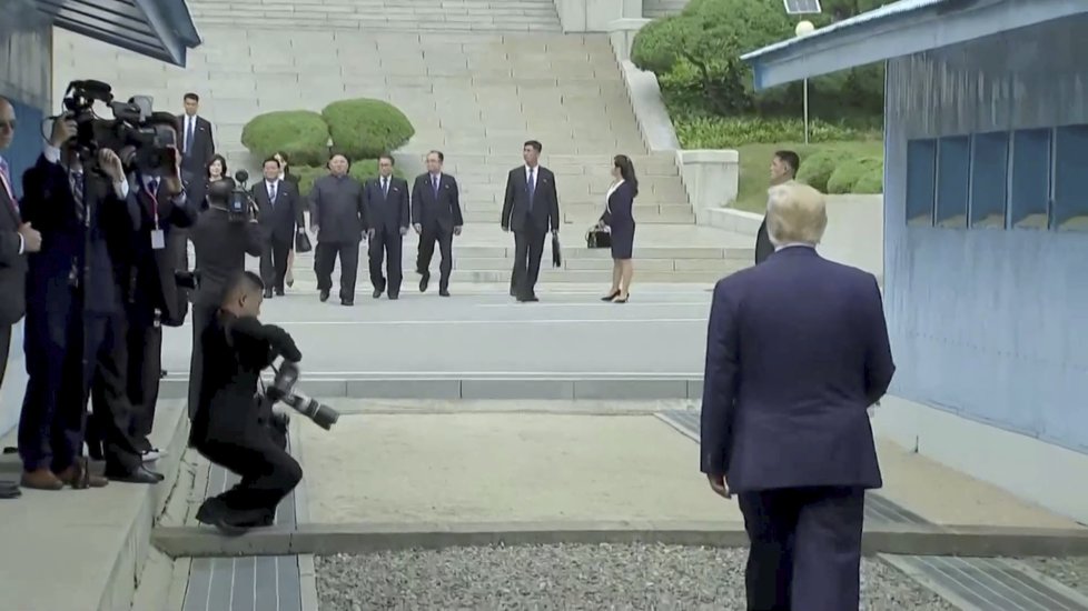 Donald Trump a Kim Čong-un se setkali v demilitarizované zóně mezi KLDR a Jižní Koreou (30.6.2019)