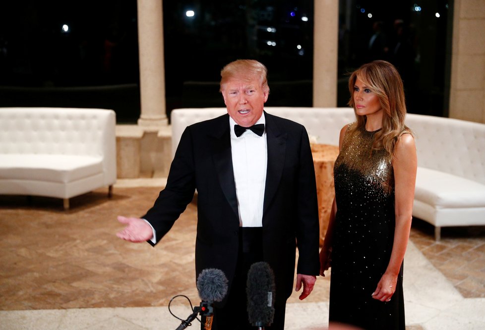 Prezident USA Donald Trump vyrazil na silvestrovskou party ve svém resortu v Palm Beach s manželkou Melanií po boku.