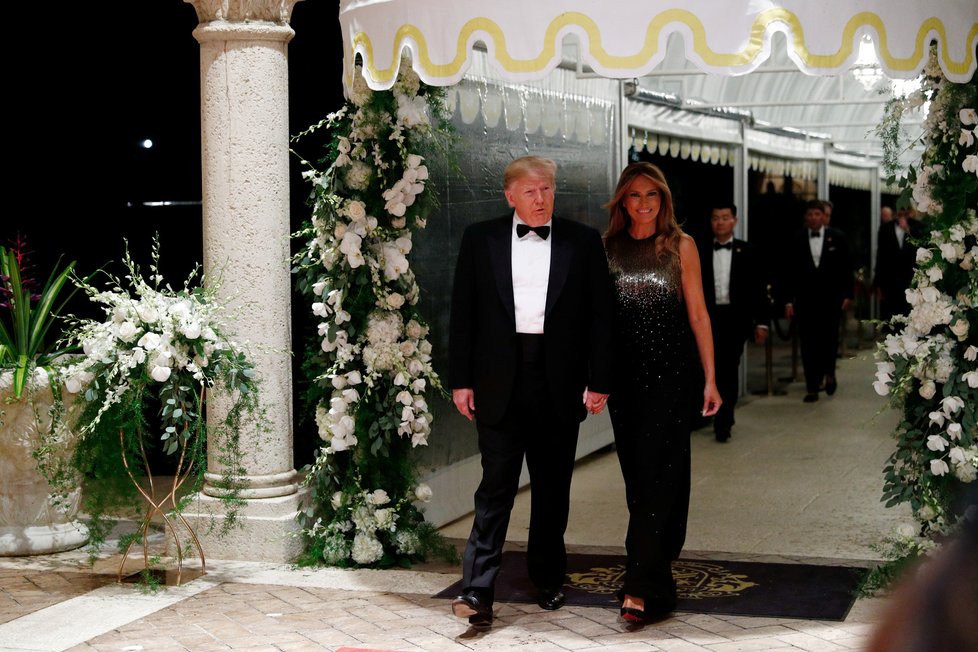 Prezident USA Donald Trump vyrazil na silvestrovskou party ve svém resortu v Palm Beach s manželkou Melanií po boku.