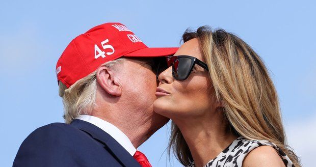 „Jako zvířátka v zoo.“ Donald a Melania Trumpovi jsou na Floridě za atrakci, líčí kniha