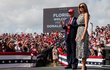 Předvolební mítink amerického prezidenta Donalda Trumpa s účastí první dámy Melanie ve floridské Tampě (29. 10. 2020)