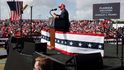 Předvolební mítink amerického prezidenta Donalda Trumpa s účastí první dámy Melanie ve floridské Tampě