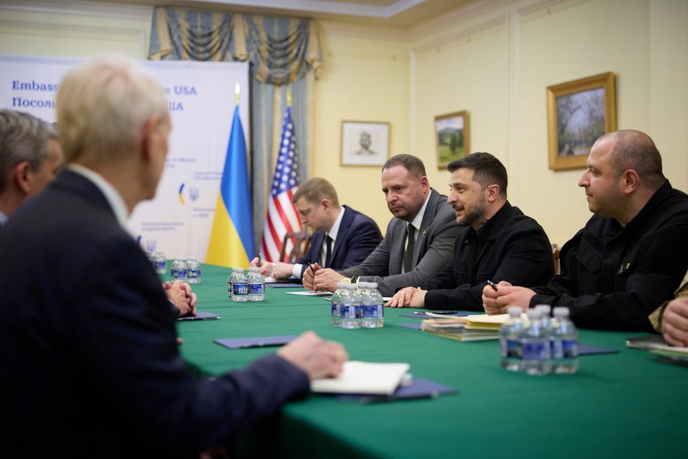 Volodymyr Zelenskyj na návštěve na ukrajinské ambasádě v USA, 17. října 2025